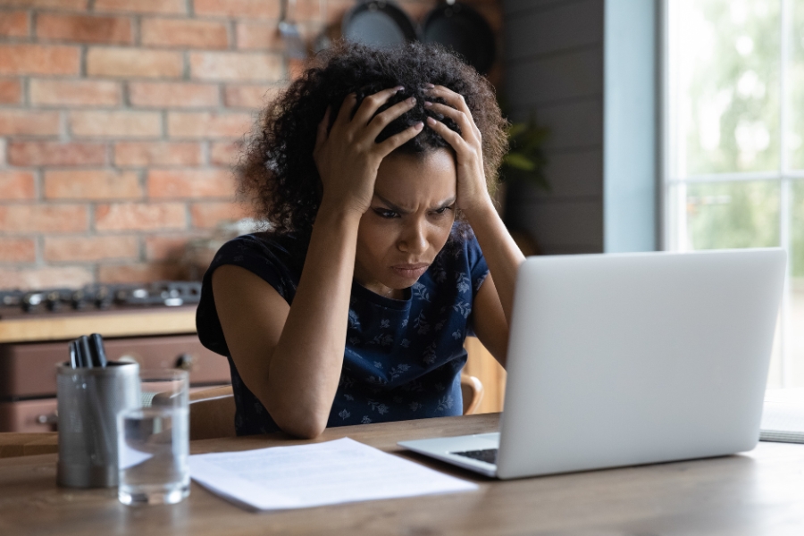 אישה מיואשת מול מחשב נייד.