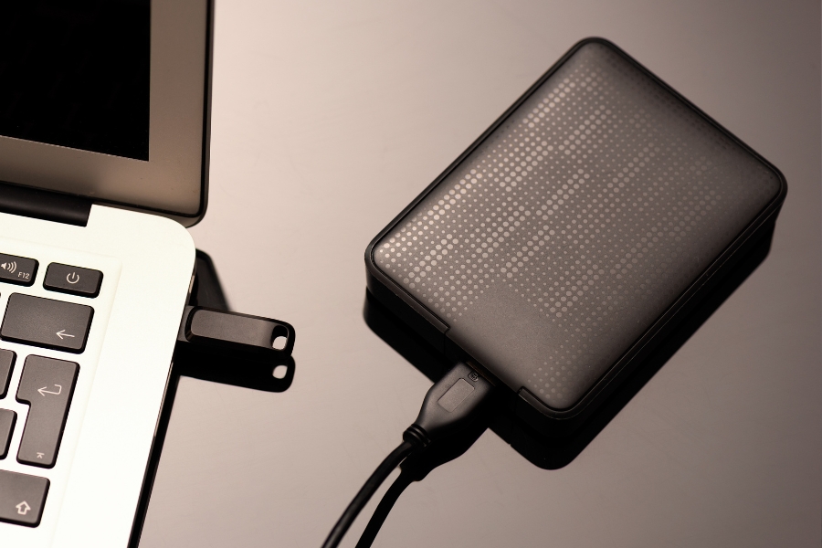 כונן קשיח מחובר למחשב נייד.